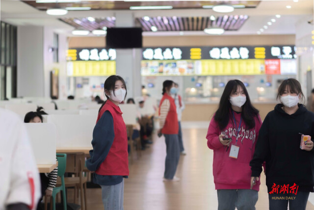 湖南工艺美院：“红马甲”在校园防疫一线绽放青春