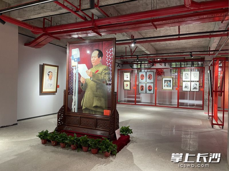 “回眸百年”中国刺绣艺术红色主题展精美作品。照片由学校提供